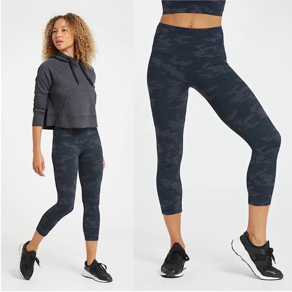 Spanx NWT Look At Me Now Seamless Cropped Black Camo‎ Leggings